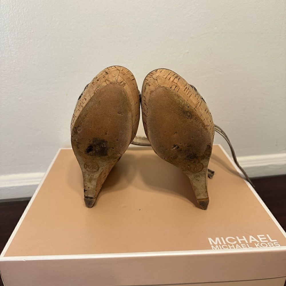 Michael Kors platform iconic lightweight gold cork wedge sandal size 7 - Picture 9 of 10